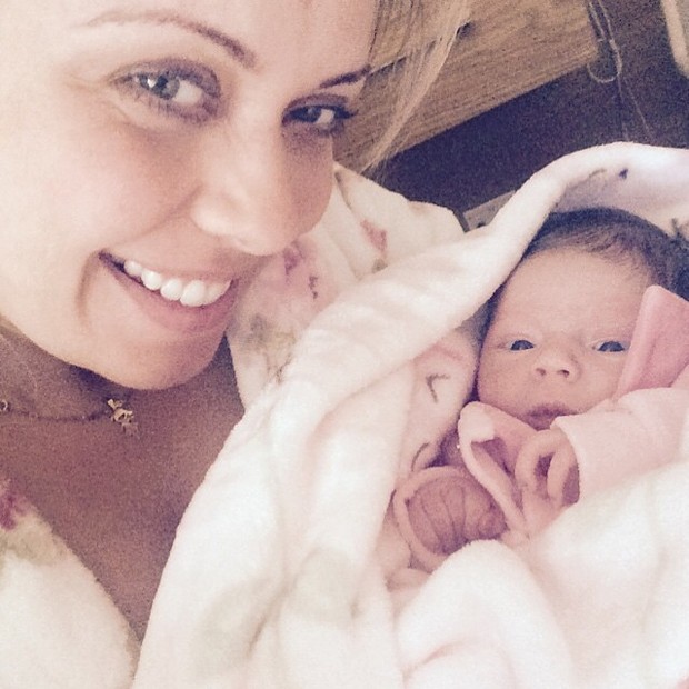 Aline Kezh com a filha, Laura (Foto: Reprodução/Instagram)