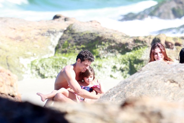 Cauã Reymond com namorada e filha na praia (Foto: Dilson Silva / Agnews)