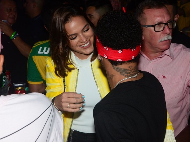 Bruna Marquezine e Neymar em show em São Paulo (Foto: Eduardo Martins/ Ag. News)