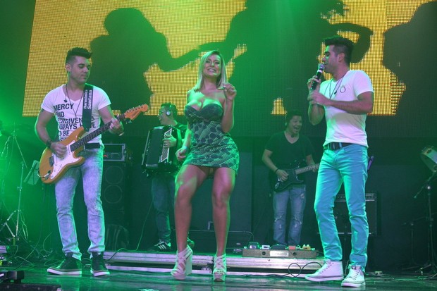 Andressa Urach quase mostra demais ao dançar no palco (Foto: Thiago Duran/Ag News)