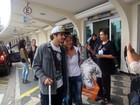 Caio Castro tira fotos com fãs em aeroporto paulista