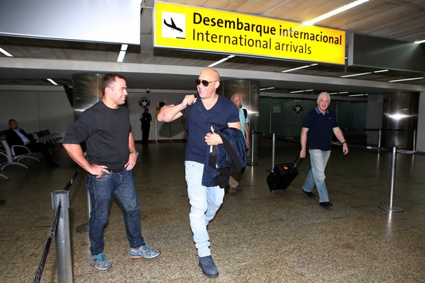 in Diesel chega no Aeroporto de Guarulhos SP (Foto: Gabriel Reis e Dilson Silva)