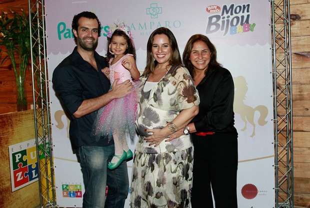 Mariana Belém com o marido, Cristiano Saab, a filha Júlia, e a mãe, Fafá de Belém (Foto: Cláudio Augusto/Brazil News)