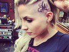  Ex-BBB Clara faz tatuagem na cabeça