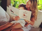 Gisele Bündchen posa com o filho em momento de leitura
