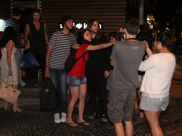 Jared Leto com fãs após jantar em um restaurante na Zona Sul do Rio (Foto: Rodrigo dos Anjos/ Ag. News)