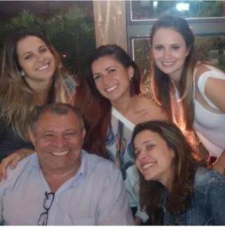 Carlos da Silva Lima com quatro de suas cinco filhas (Foto: Reprodução)