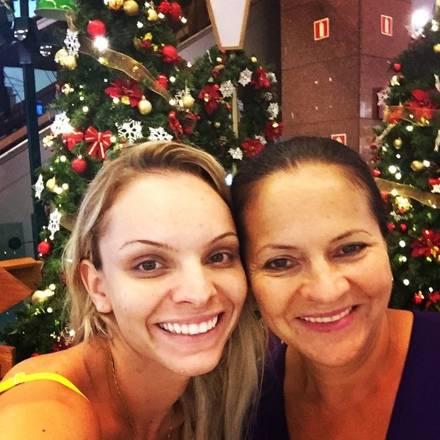 Indianara Carvalho, Miss Bumbum 2014, ao lado da mãe (Foto: Reprodução/Instagram)