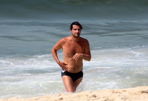 Marcelo Serrado faz stand up paddle em praia no RJ (Foto: J.Humberto / AgNews)