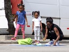 Com tinta, pincel e disposição, Glória Maria se diverte com as filhas no Rio