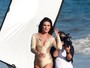 Lea Michele dá ajeitadinha no maiô durante ensaio na praia