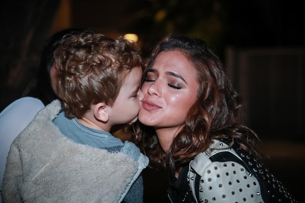 Bruna Marquezine ganha beijo de fã mirim (Foto: Raphael Castello/AgNews)