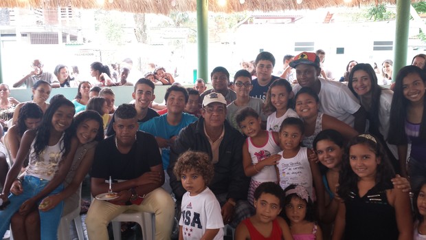 Zeca Pagodinho e crianças (Foto: Instagram / Reprodução)