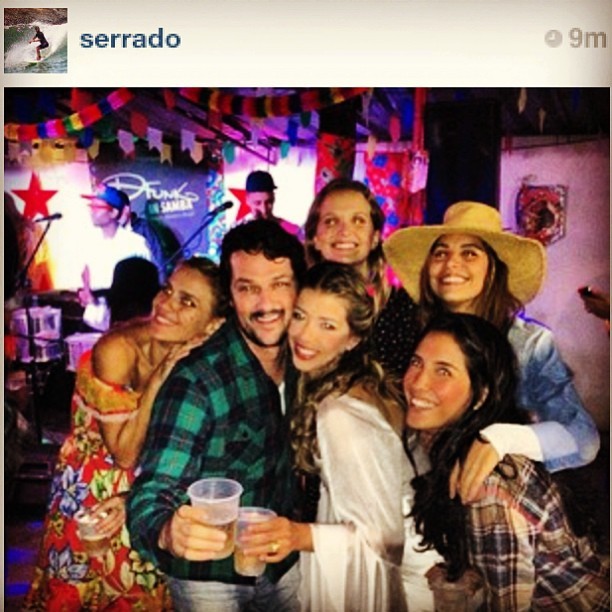 Marcelo Serrado e Roberta Fernandes com amigos em festa julina no Rio (Foto: Instagram/ Reprodução)