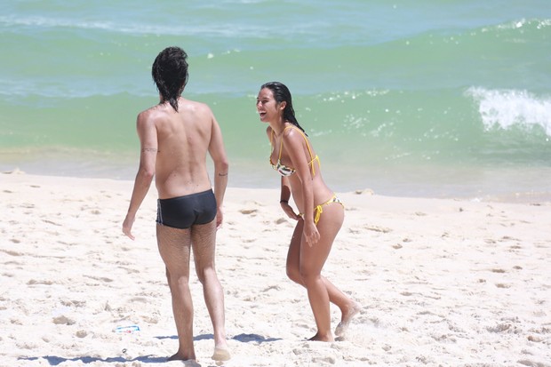 Yanna Lavigne se refresca em praia do Rio (Foto: Agnews)