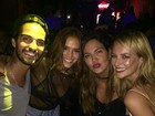 Bruna Marquezine usa blusa transparente para badalar com amigos