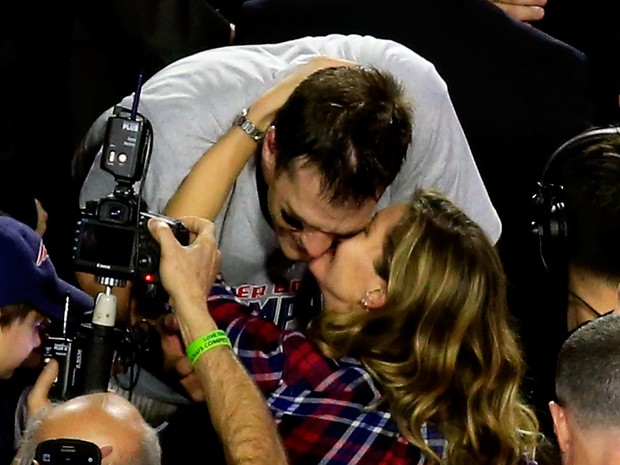 Gisele Bündchen beija Tom Brady no Super Bowl em Glendale, no Arizona, nos Estados Unidos (Foto: Jamie Squire/ Getty Images/ AFP)