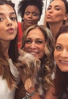 Giovanna Lancellotti faz selfie com Susana Vieira e atrizes em gravação