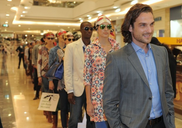 Igor Rickli desfila em shopping de São Paulo (Foto: Francisco Cepeda / AgNews)
