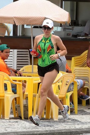 Antonia Fontenelle se exercita na orla (Foto: Marcos Ferreira / FotoRioNews)