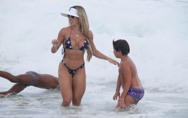 Andrea de Andrade com o filho na praia da Barra (Foto: Fabio Martins e Gabriel Rangel / AgNews)