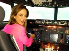Ticiane Pinheiro posa sorridente em cabine de avião