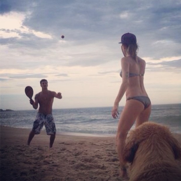 Isabelli Fontana joga frescobol na praia (Foto: Reprodução/ Instagram)