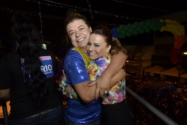 Viviane Araújo e David Brazil dão abraço apertado (Foto: Léo Marinho/Ag News)
