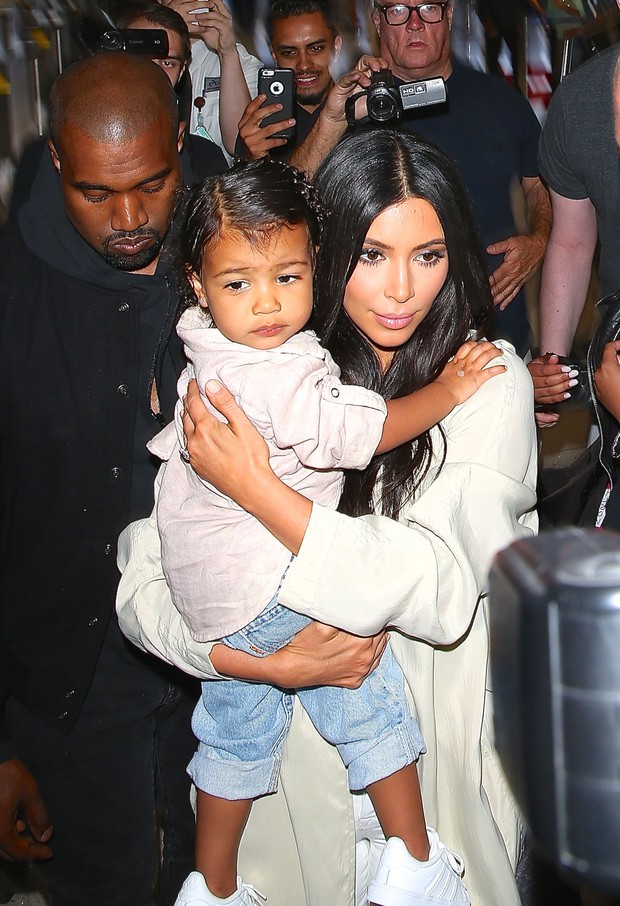 X17 - Kanye West e Kim Kardashian com a filha North West em aeroporto de Los Angeles, nos Estados Unidos (Foto: X17online/ Agência)