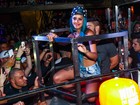 Tati Zaqui sensualiza com fãs em show em São Paulo