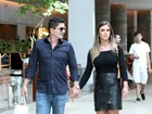 Nicole Bahls passeia de mãos dadas com namorado em shopping no Rio