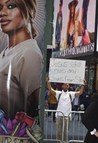 Homem protesta em lançamento de 'Orange is the new black'