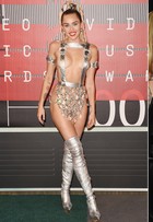 Miley Cyrus choca plateia de premiação ao usar look ousado e sexy