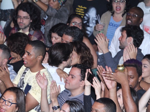Camila Pitanga e o namorado, Igor Angelkorte, em show no Centro do Rio (Foto: Anderson Borde/ Ag. News)