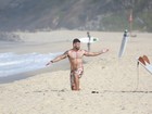 Juliano Cazarré tira onda em dia de surfe no Rio