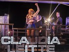 Claudia Leitte usa shortinho e pula muito em show pós tempestade