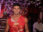 Ex-BBB Jonas exibe os músculos em noite de samba em São Paulo