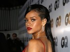 Com o cabelo comprido, Rihanna usa vestido curtinho para ir a festa