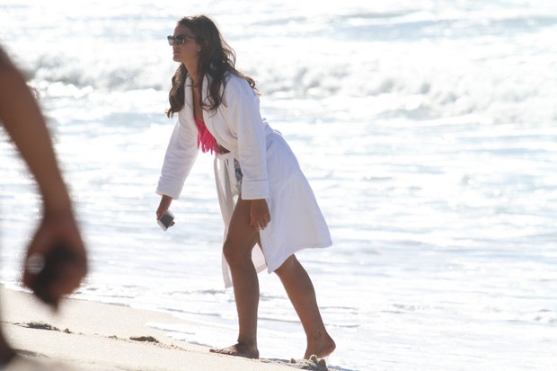 Bruna Marquezine grava na praia da Macumba, no Rio (Foto: Dilson Silva / Agnews)