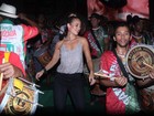 Paolla Oliveira vai ao ensaio da Grande Rio e cai no samba