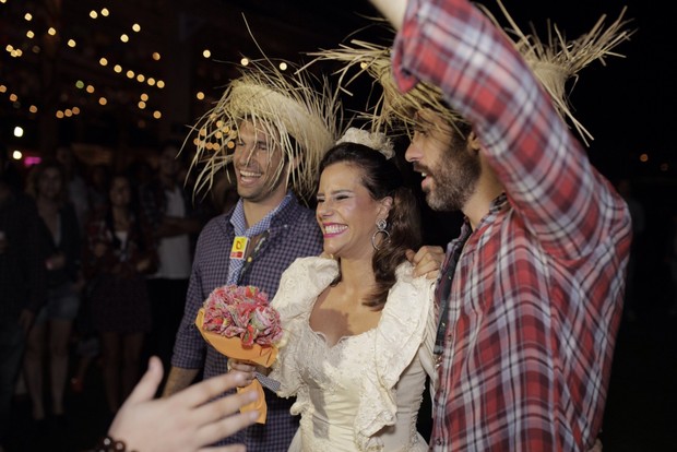Narcisa Tamborindeguy entre os noivos, Flavio Sarahyba e Luly Marcondes  (Foto: Rafael Hansen / Divulgação)