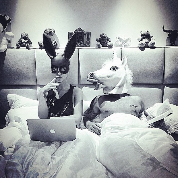 Mascarados, Giovanna Ewbank e Bruno Gagliasso posam na cama do casal (Foto: Instagram/ Reprodução)
