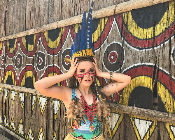 Larissa Manoela posa vestida de índia em Manaus: &#39;Respeito&#39; (Foto: Reprodução/Instagram)
