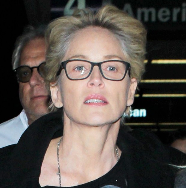 X17 - Sharon Stone em aeroporto em Los Angeles, nos Estados Unidos (Foto: X17online/ Agência)