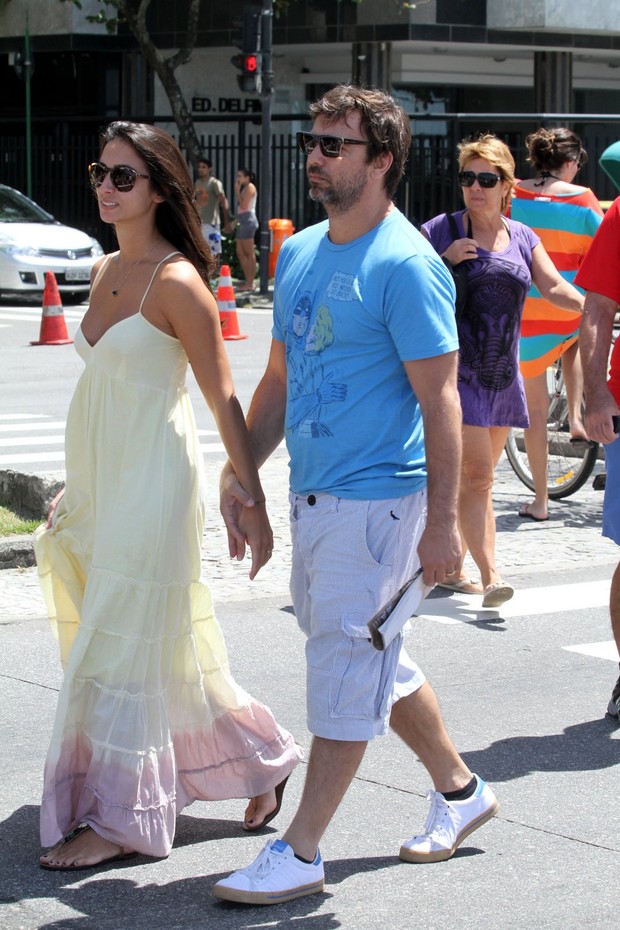 Marcelo Faria e esposa passeando no Leblon, RJ (Foto: Wallace Barbosa/AgNews)