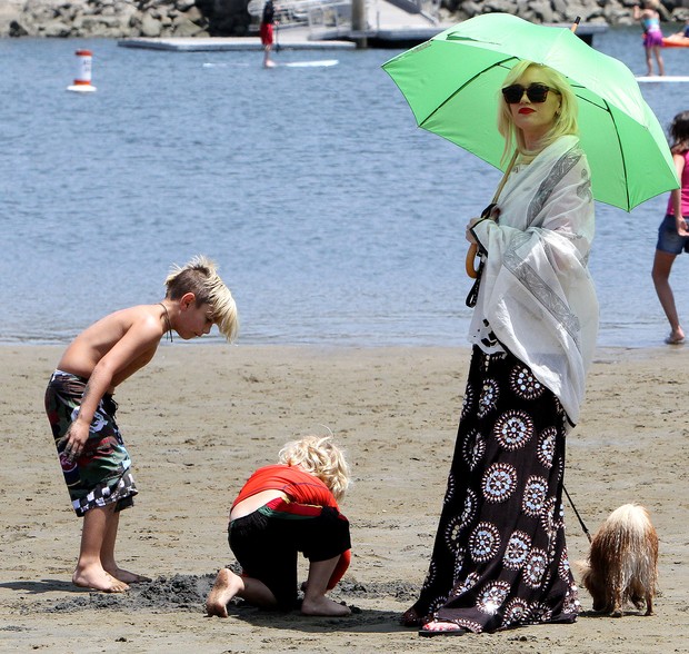 Gwen Stefani com os filhos Kingston e Zuma em praia em Los Angeles, nos Estados Unidos (Foto: Splash News/ Agência)