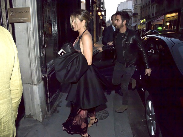 Jennifer Aniston e Justin Theroux em Paris, na França (Foto: AKM-GSI/ Agência)