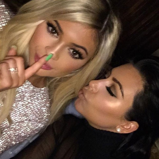 Kylie Jenner e Kim Kardashian em festa (Foto: Instagram/ Reprodução)