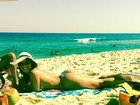 Ousada! Fani faz topless na praia: 'Vem chegando o verão'