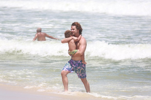 Igor Rickli se diverte com o filho em dia de praia no Rio (Foto: Agnews)